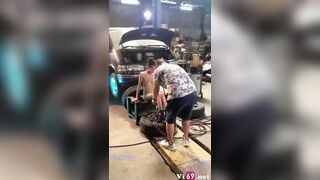 Hậu trường chụp ảnh khỏa thân của em mẫu ảnh trong gara ô tô được bú lồn