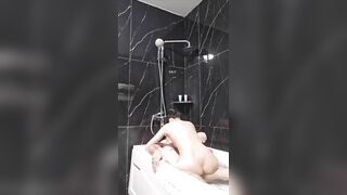 Cặp đôi địt nhau trong bồn tắm