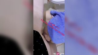 Thanh niên đang vét thì em đái luôn vào miệng