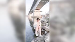 Quay video vụng trộm với bà chị họ