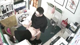 Soi cam thấy người yêu bị xếp địt nhau tê lồn trong phòng làm việc tung lên mạng