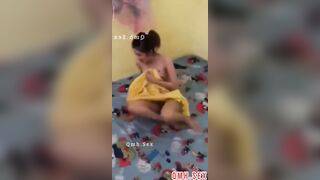 Con em họ đang thủ dâm móc lồn trong chăn ấm bị phát hiện