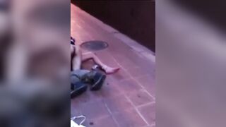 Quay lén đôi trẻ đụ nhau giữa đường phố