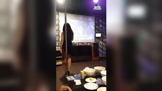 Cô nàng dâm được anh cho mút buồi sướng điên