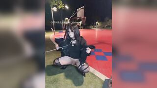 Dắt con chó cái có cu đi ra công viên đi đái