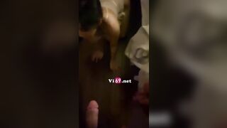 Bắt em quỳ dưới sàn cho anh hành hạ