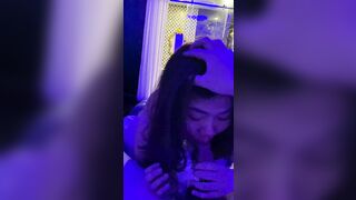 bé nữ sinh lần đầu bú cu
