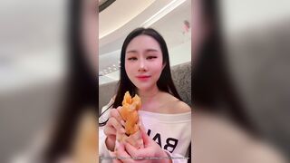 Oshiximiya bú cu sục cặc bạn trai public trong nhà hàng trung tâm thương mại