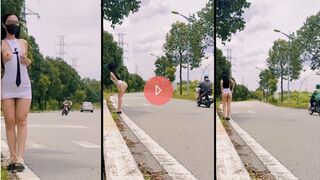 Sáng sớm e Gái Xinh ka6 pUblic Show vú lồn trước mặt người đi đường Gạ djt