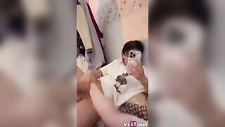 Đang live stream lia cam thấy con em họ cởi quần sờ lồn