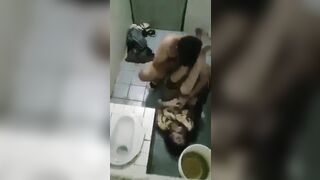 Đi Hát Dụ Con Bạn Thân Uống Say Rồi Vào WC Chơi
