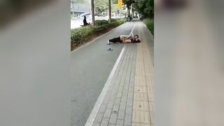 Địt nhau giữa đường cho người lạ xem nứng là trỗ nào cũng địt