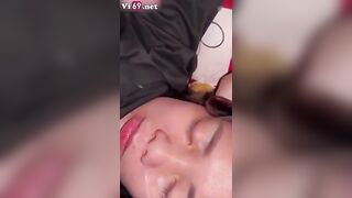 Đưa cô bạn thân say rượu về mà không dám đụ nên sục cu rồi bắn đầy tinh lên mặt em