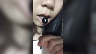 Em nữ sinh thủ dâm bằng cây kẹo mút