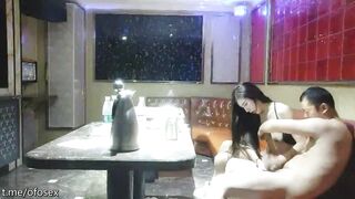 Đặt cam quay lén bú cu địt nhau mạnh bạo cùng e nhân viên Karaoke xinh đẹp