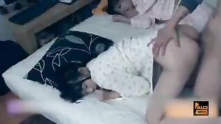 Địt chị gái dâm mình dây lồn ngon thì đứa em gái nằm bên phát hiện xem địt lên cơnứng