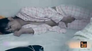 Địt chị gái dâm mình dây lồn ngon thì đứa em gái nằm bên phát hiện xem địt lên cơnứng