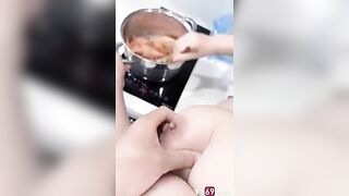Đang nấu cơm mà thằng con rể cứ ra vạch áo sờ rồi bóp vú