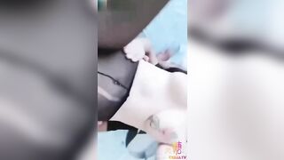Cô nàng môi giới cực múp