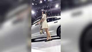 quay lén dưới váy máy em PGA trong sự kiện ra mắt xe - phần 4
