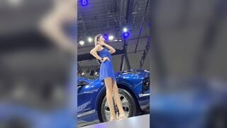 quay lén dưới váy máy em PGA trong sự kiện ra mắt xe - phần 10