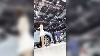 quay lén dưới váy máy em PGA trong sự kiện ra mắt xe - phần 22