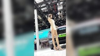 quay lén dưới váy máy em PGA trong sự kiện ra mắt xe - phần 23 2