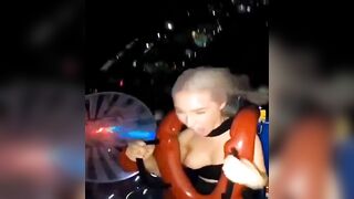 Lộ ngực khi chơi ở công viên giải trí P5