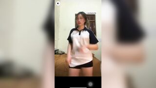 Nữ sinh nhảy khoả thân gửi người yêu