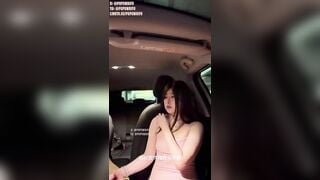 Gái xinh chubby gạ địt anh lái xe taxi dâm trong ô tô cặc to