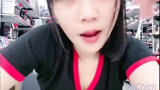 Em nhân viên loli ka9  FPT Shop đang giờ làm việc mà nứng quá và cái kết