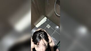 bé nữ sinh da trắng dáng xinh nũng nịu muốn được anh xuất lên mặt
