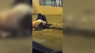 Cặp đôi điên loạn cởi quần bú cu quan hệ tình dục giữa đường khi đêm vắng
