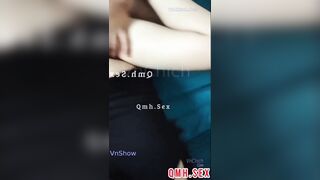 Thanh niên đưa hẳn bạn some chịch về tận nhà dâng vợ cho bạn địt . Nằm phơi buồi