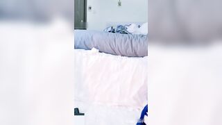 E học sinh có khuôn mặt ngây thơ mới lớn livetream show lồn hồng của mình và thủ dâm