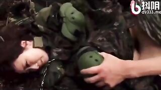 Nữ quân nhân canh biên giới bị kẻ địch địt tê lồn dâm đãng
