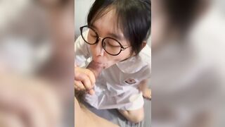 bé loli xin xăn ngại ngùng trước con cặc của anh