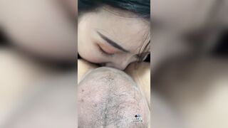 E họ xinh đẹp dâm đãng thích làm bồn cầu bú lỗ đít a trai