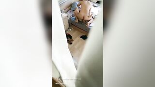 Con trai bất hiếu thấy mẹ nó bị 2 người chú em của ba nó địt mẹ nó mà nó cứ quay phim