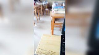 2 em học sinh lén lút bú cu trong phòng học trog khi b học vẫn còn trong phòng