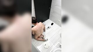 Sang nhà chơi quay lén phát hiện th bạn thân đg đụ nhỏ em họ nó trong nhà vệ sinh