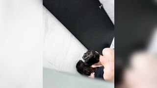 Sang nhà chơi quay lén phát hiện th bạn thân đg đụ nhỏ em họ nó trong nhà vệ sinh