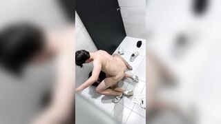 Sang nhà chơi quay lén phát hiện th bạn thân đg đụ nhỏ em họ nó trong nhà vệ sinh