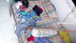 Hack cam vô tình thấy chị gái ở nhà một mình móc lồn thủ dâm