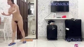 Chị họ vừa tắm xong còn chưa kịp lên giường bị em họ chịch luôn ở cửa phòng tắm