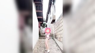 Ra đường khoe lồn cho người lạ nhìn, chỉ có bên TQ