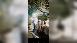 Nữa đêm bắt e ra ngoài public