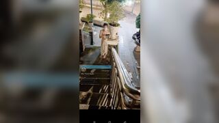 Nữa đêm bắt e ra ngoài public