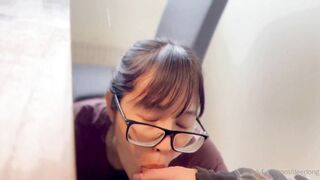 anh đang làm việc mà em cứ nút cán thế