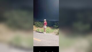 Public cởi đồ ngoài đường cho xe đi qua nhìn